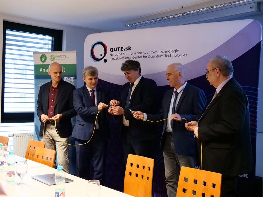 Symbolické slávnostné otvorenie prvej linky národnej kvantovo-komunikačnej infraštruktúry na Slovensku, budovanej v rámci projektu skQCI Zľava-doprava: prof. RNDr. Miroslav Grajcar, DrSc. (vedúci pracovného balíka deteQUTE v projekte skQCI, FMFI UK v Bratislave), prof. RNDr. Gabriel Semanišin, PhD., (prodekan pre rozvoj a riadenie kvality, PF UPJŠ v Košiciach), doc. Mgr. Mário Ziman, PhD. (Riaditeľ, FÚ SAV v Bratislave), RNDr. Peter Skyba, DrSc., (vedúci vedecký pracovník v oblasti fyziky nízkych teplôt, ÚEF SAV v Košiciach), prof. RNDr. Marián Reiffers, DrSc., (prorektor pre vedu, umenie, šport a akreditáciu, PU v Prešove)