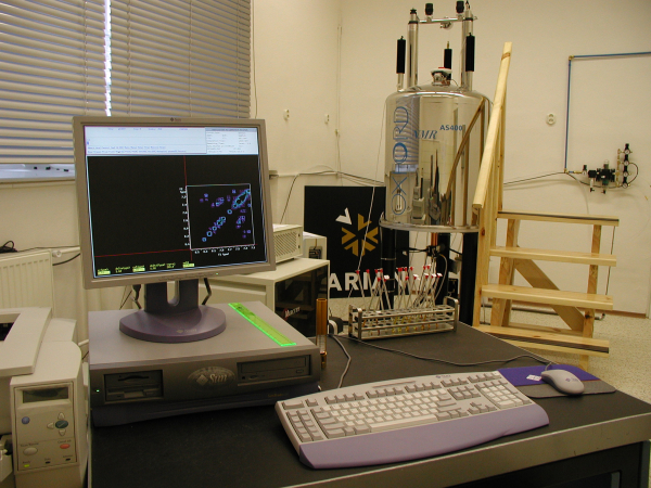 [400 MHz spektrometer Varian Mercury Plus na meranie rutinných vzoriek inštalovaný v roku 2004 (vpravo magnet, v strede konzola, v popredí datastanica).]