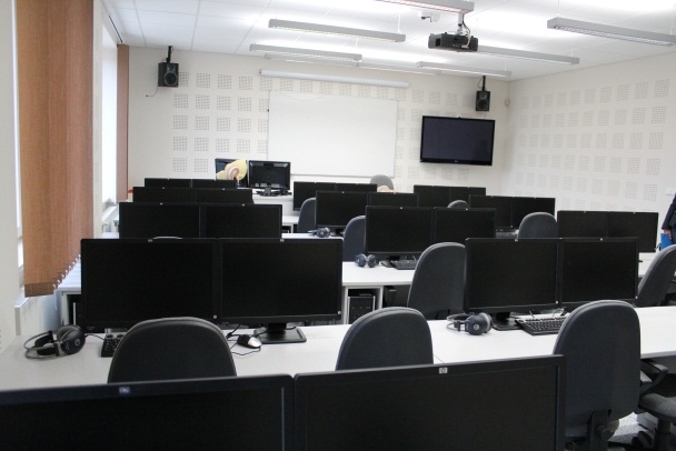 [Novozrekonštruované priestory posluchárne s kapacitou 30 študentov pre odbor masmediálne štúdiána 3. NP – stav september 2011.]