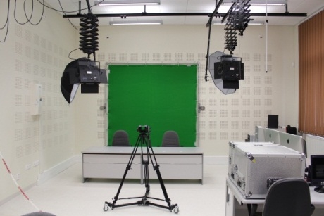 [Novozrekonštruované priestory televízneho a filmového štúdia na báze IKT využitím najmodernejších technológií pre študentov študijného odboru masmediálne štúdiá na 2. NP – stav po rekonštrukcii v septembri 2011.]
