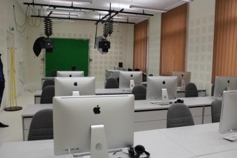 [Novozrekonštruované priestory televízneho a filmového štúdia na báze IKT využitím najmodernejších technológií pre študentov študijného odboru masmediálne štúdiá na 2. NP – stav po rekonštrukcii v septembri 2011.]