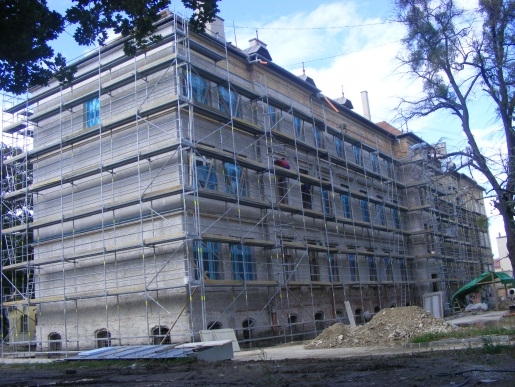 [Budova bývalej Krajskej detskej nemocnice v areáli na Moyzesovej 9 – stav počas rekonštrukcie.]