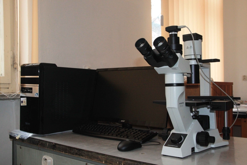 [Invertovaný mikroskop s digitálnym záznamom a zobrazovacou jednotkou.]